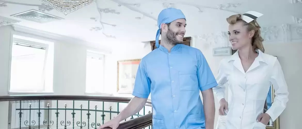 Modny mundurek pielęgniarski - dlaczego będzie dobrym pomysłem na prezent? Sprawdź!