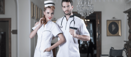 Mundurek pielęgniarski, czy fartuch pielęgniarski – co wybrać?