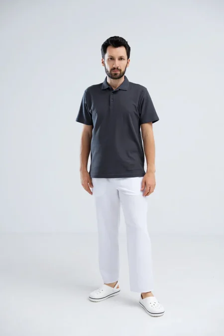 Męska szara koszulka polo medyczna na modelu