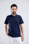 Męska granatowa koszulka polo medyczna na modelu