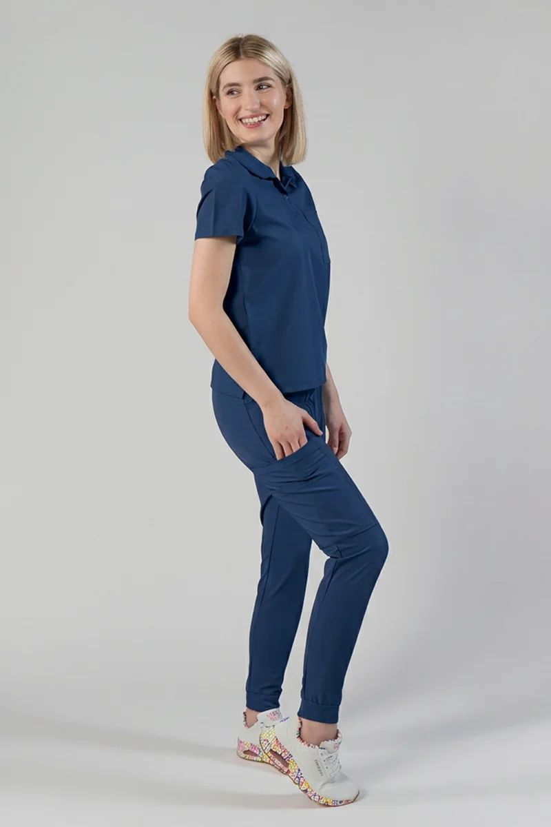 Granatowa bluza medyczna polo damska A-20h Active z boku Granatowa bluza medyczna polo damska A-20h Active z boku