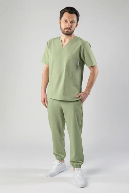 Męska koszulka medyczna A-25 Active Men matcha na modelu